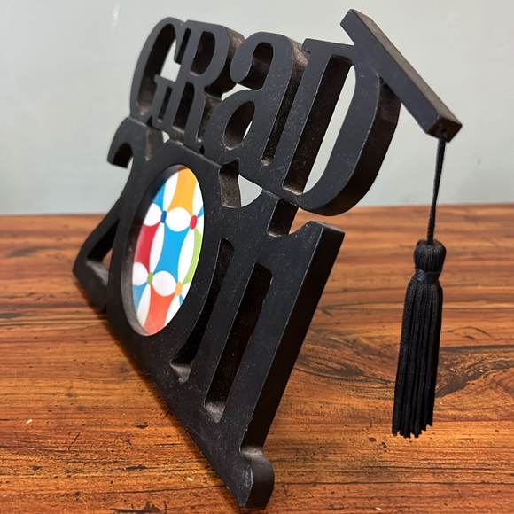 EUC Grad 2011 wooden 8X6 photo frame fits 2-3” round photo with tassel - Picture 2 of 4